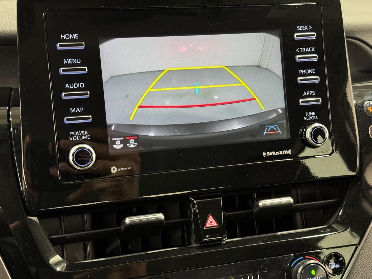 Toyota Camry Vehicle Full-screen Gallery Image 31