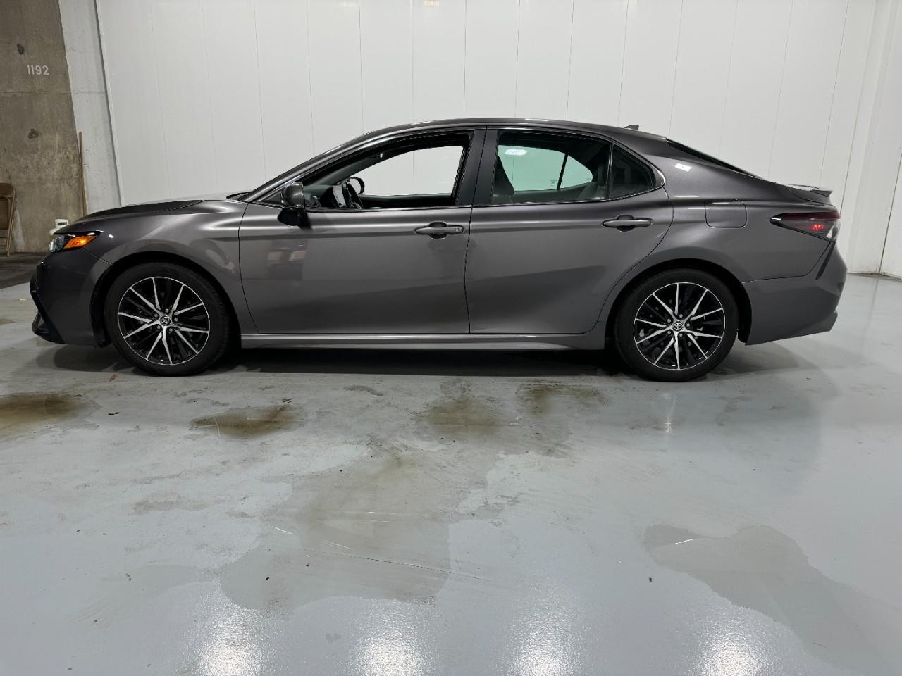 Toyota Camry Vehicle Full-screen Gallery Image 2