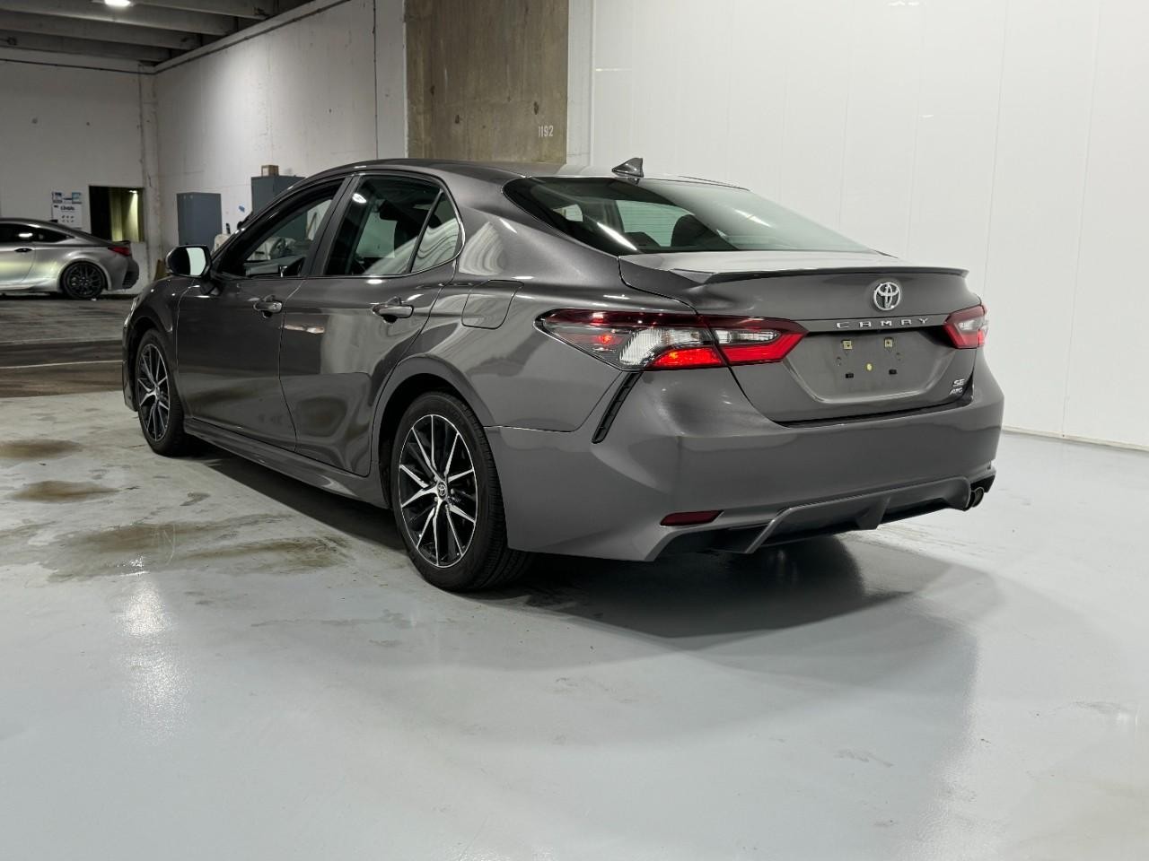 Toyota Camry Vehicle Full-screen Gallery Image 3