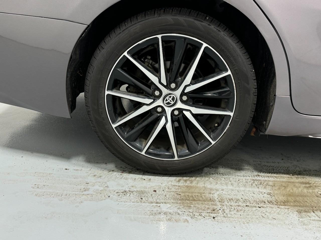 Toyota Camry Vehicle Full-screen Gallery Image 5