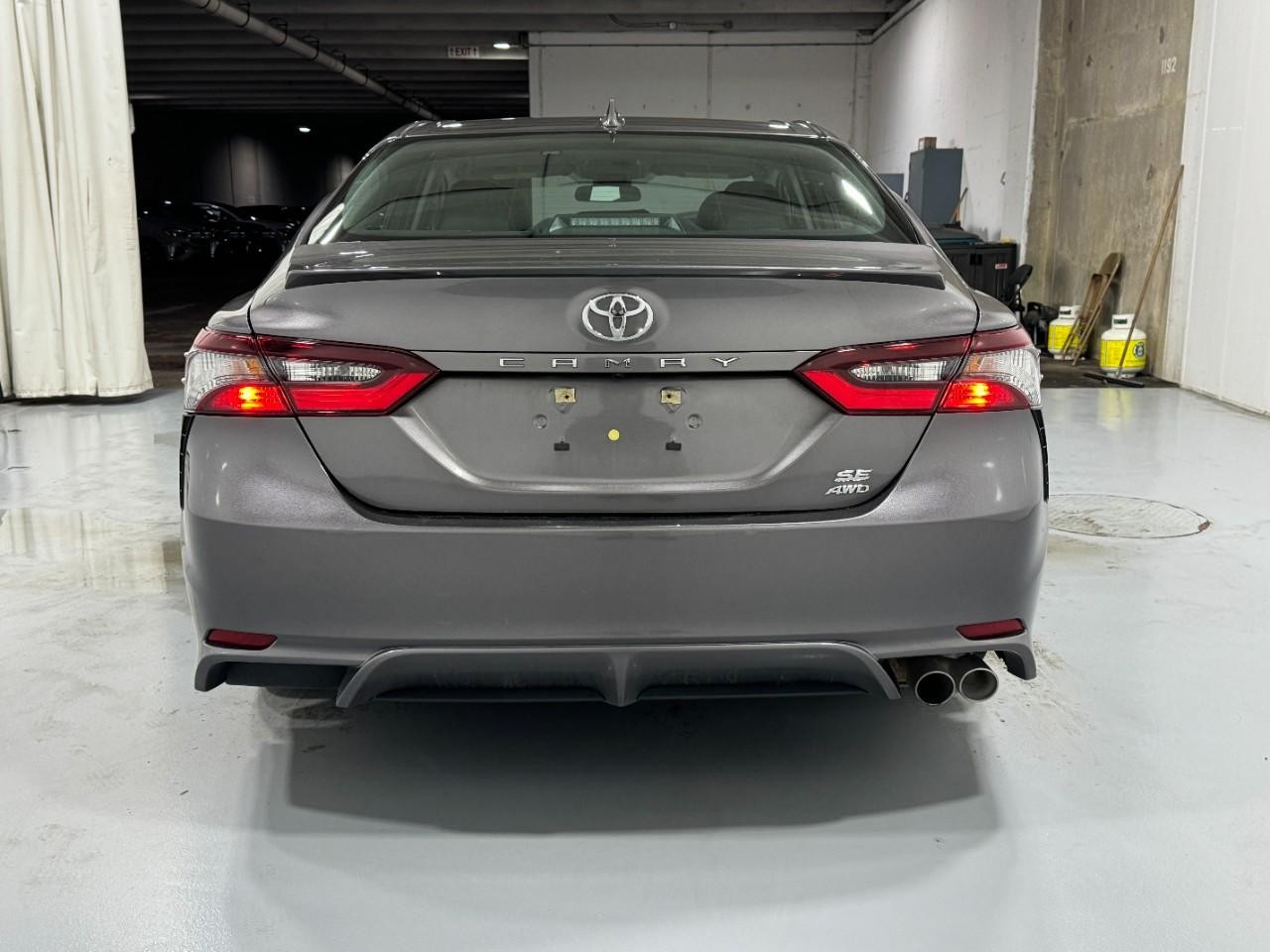 Toyota Camry Vehicle Full-screen Gallery Image 9