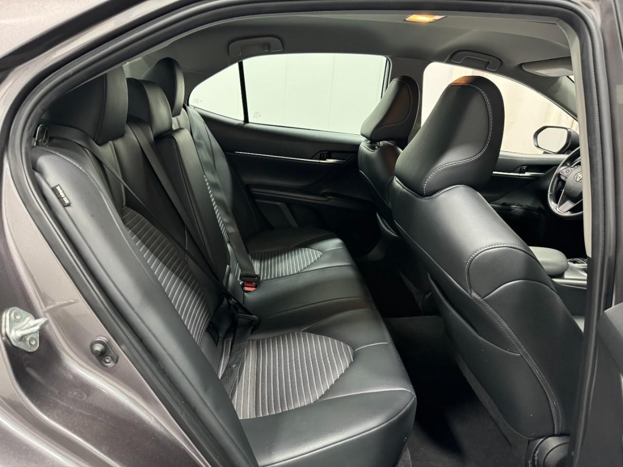 Toyota Camry Vehicle Full-screen Gallery Image 10