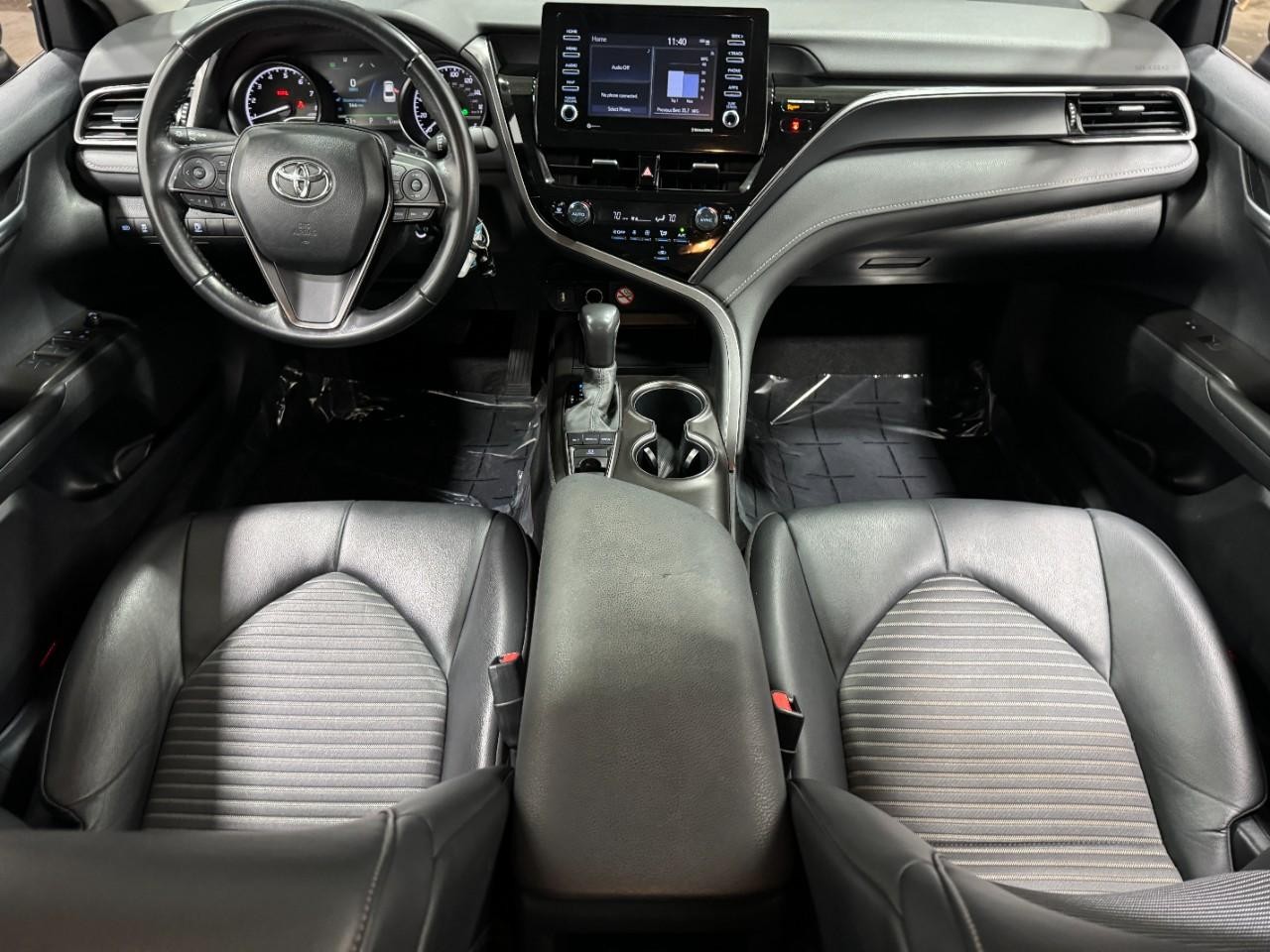 Toyota Camry Vehicle Full-screen Gallery Image 11