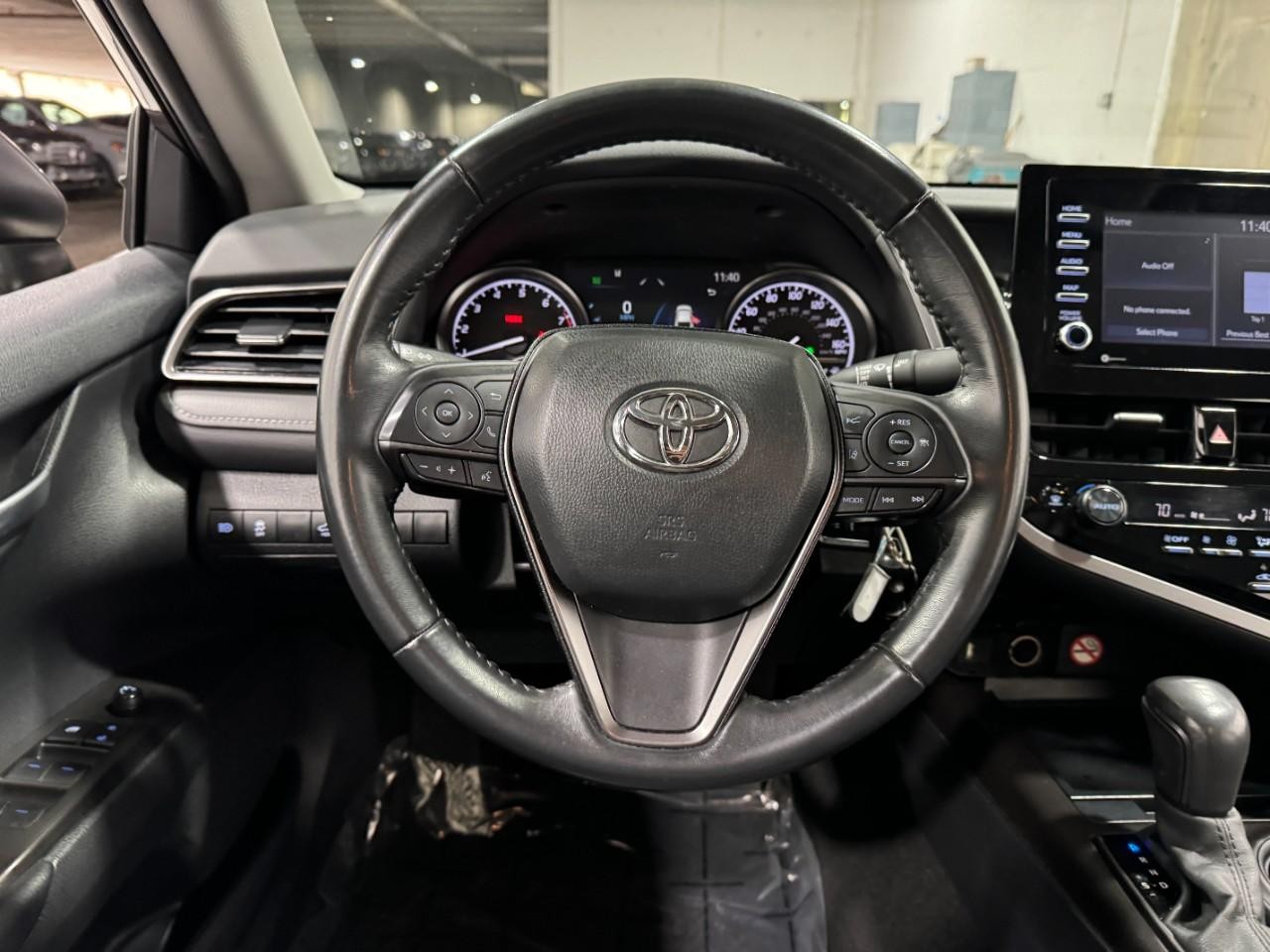 Toyota Camry Vehicle Full-screen Gallery Image 12