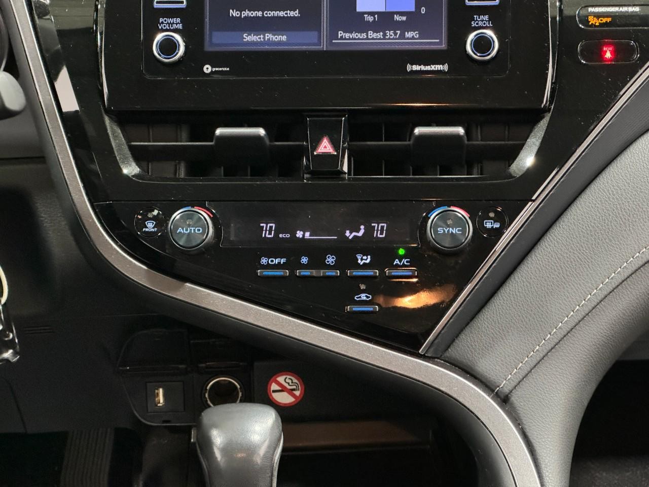 Toyota Camry Vehicle Full-screen Gallery Image 14