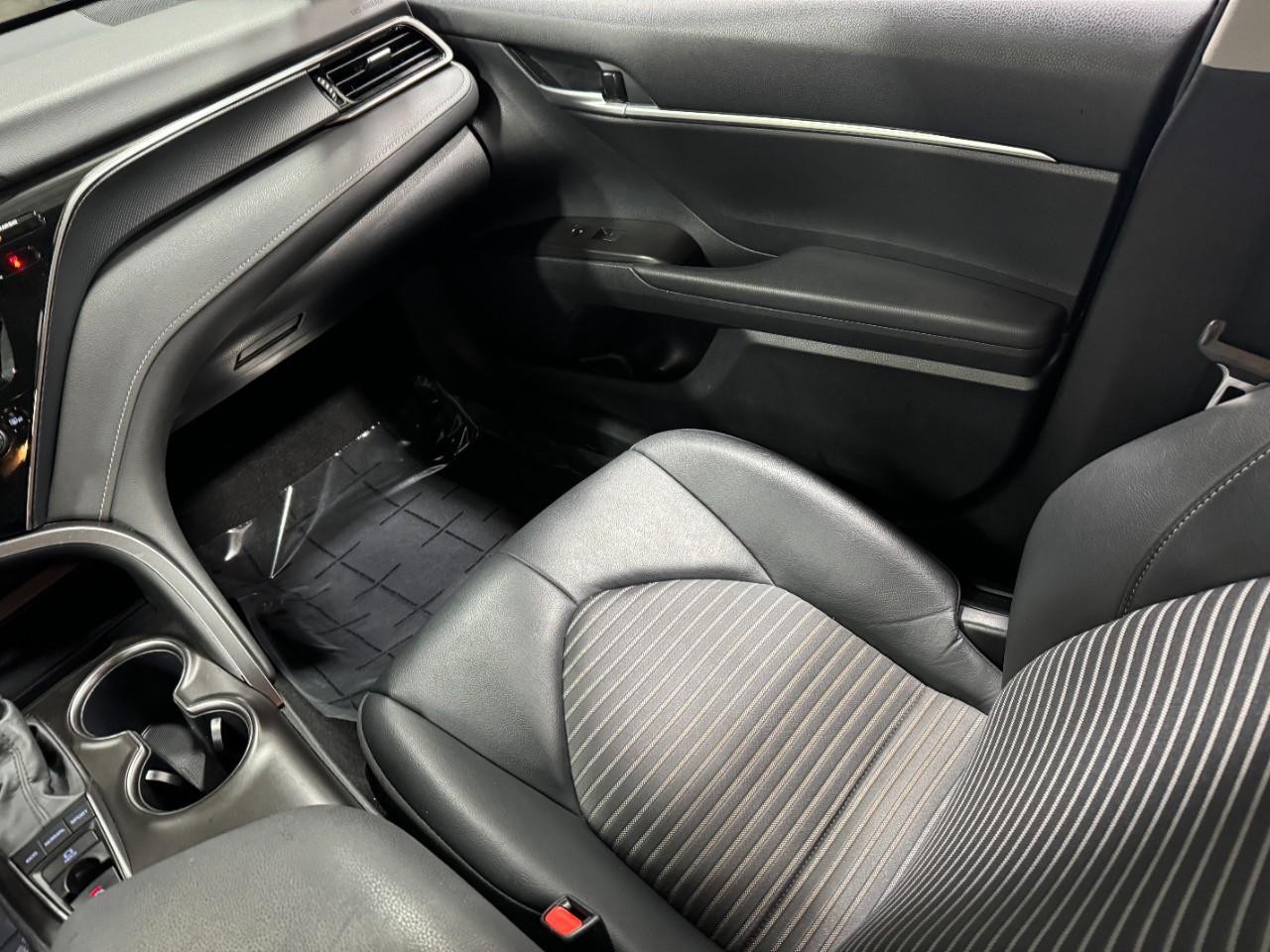 Toyota Camry Vehicle Full-screen Gallery Image 16