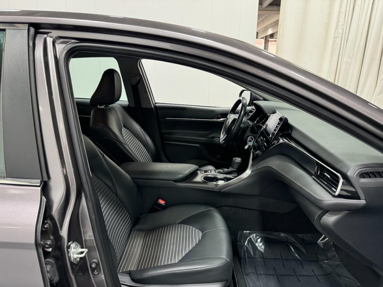 Toyota Camry Vehicle Full-screen Gallery Image 17