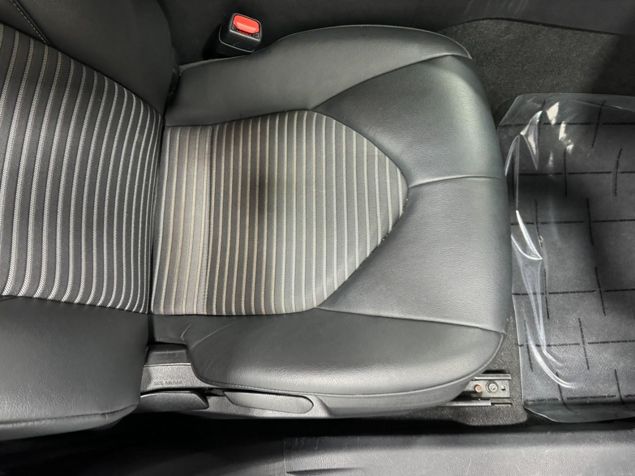 Toyota Camry Vehicle Full-screen Gallery Image 18