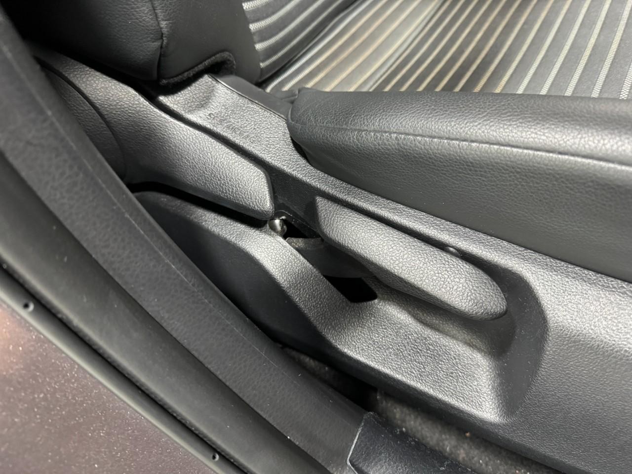 Toyota Camry Vehicle Full-screen Gallery Image 19