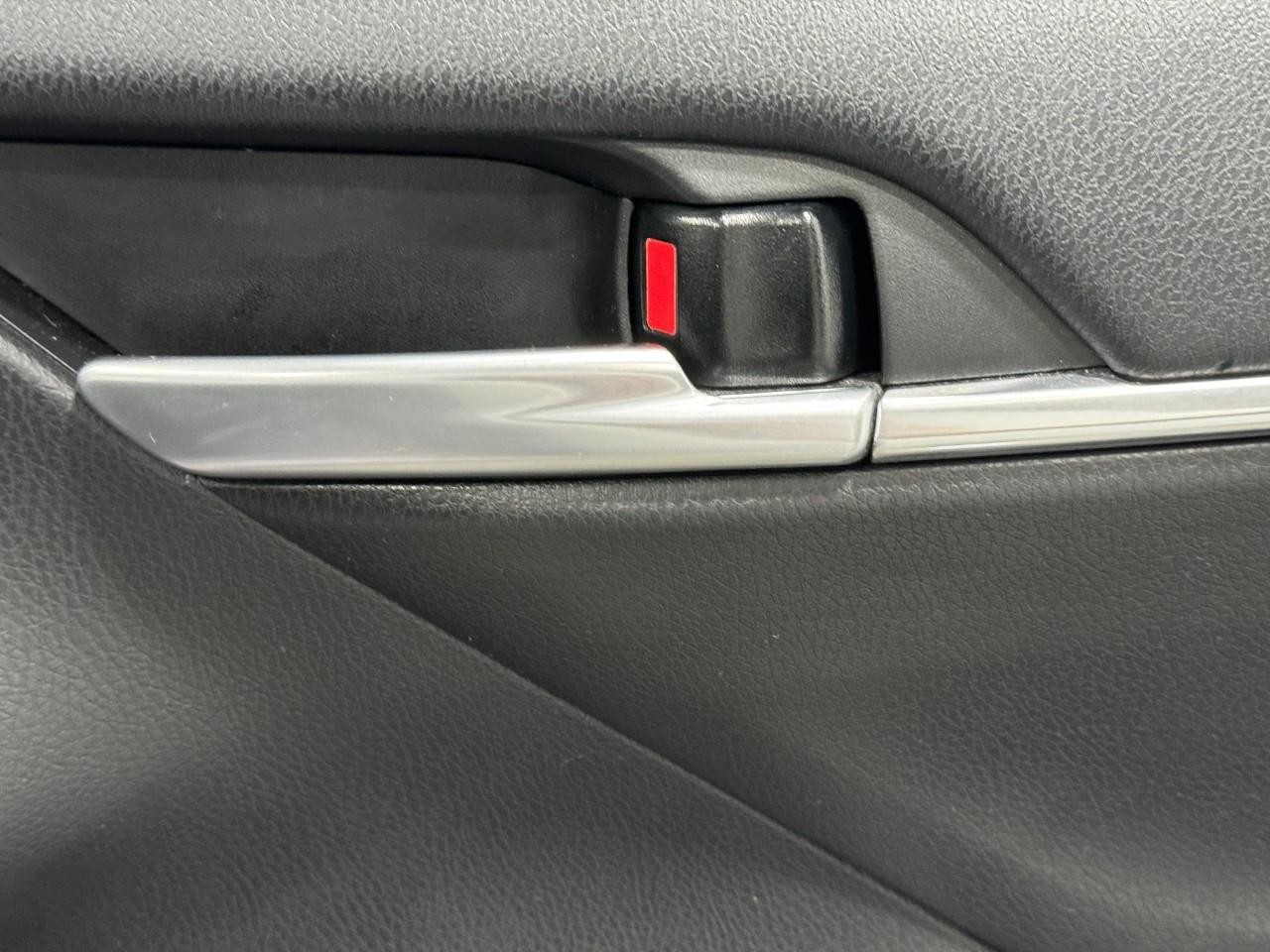 Toyota Camry Vehicle Full-screen Gallery Image 20