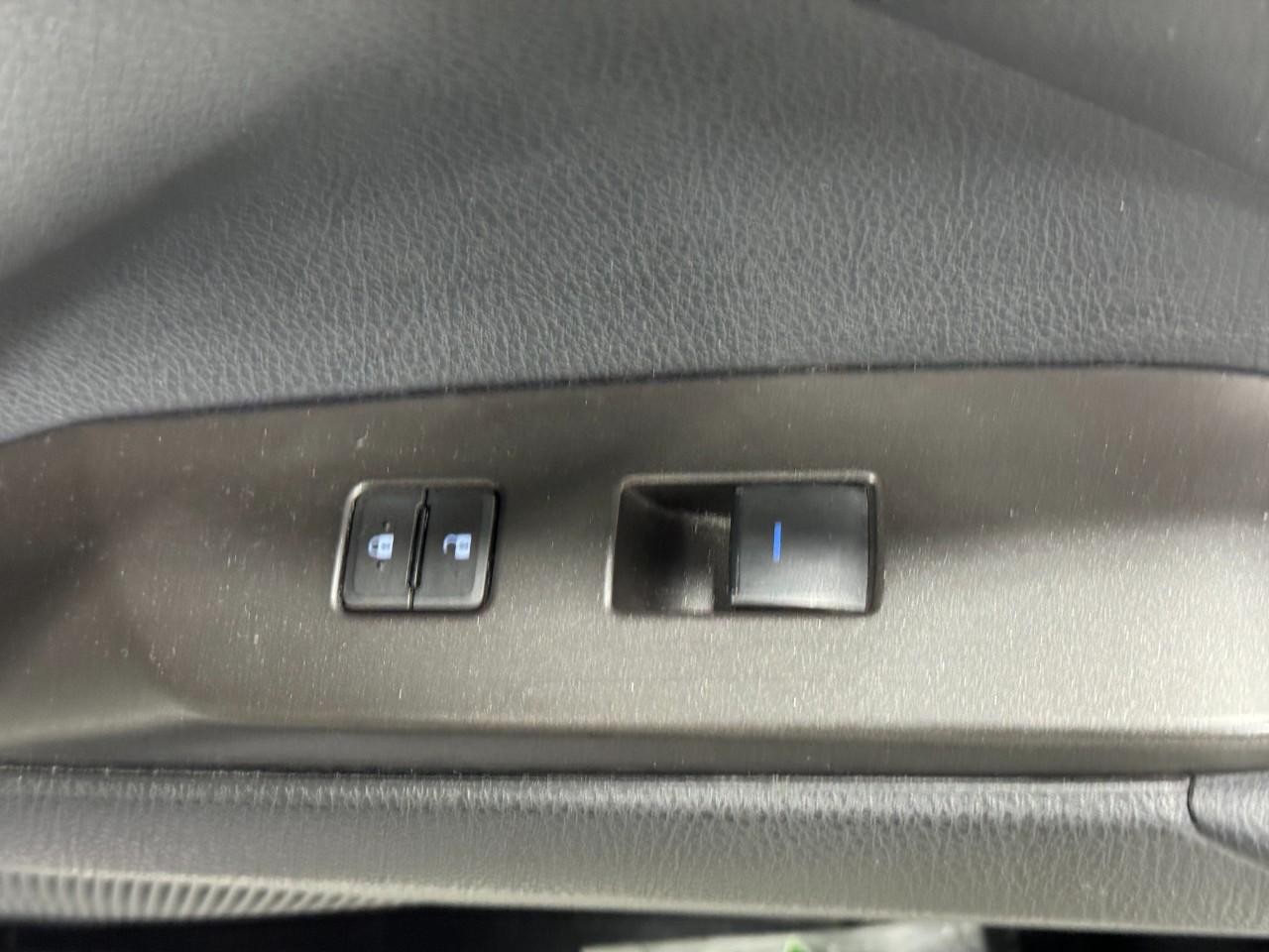 Toyota Camry Vehicle Full-screen Gallery Image 21