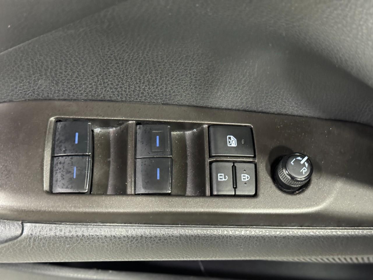 Toyota Camry Vehicle Full-screen Gallery Image 23