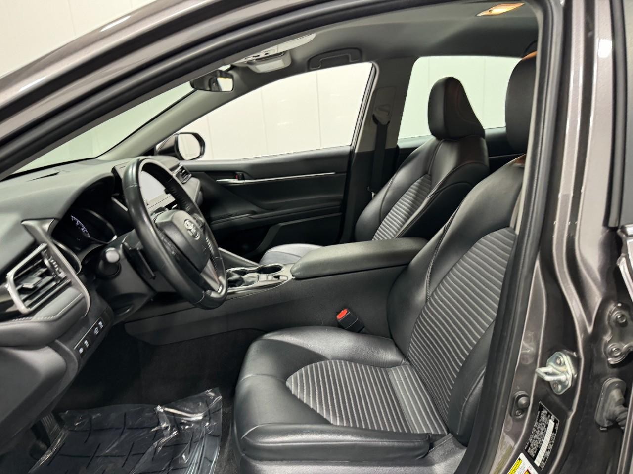 Toyota Camry Vehicle Full-screen Gallery Image 24