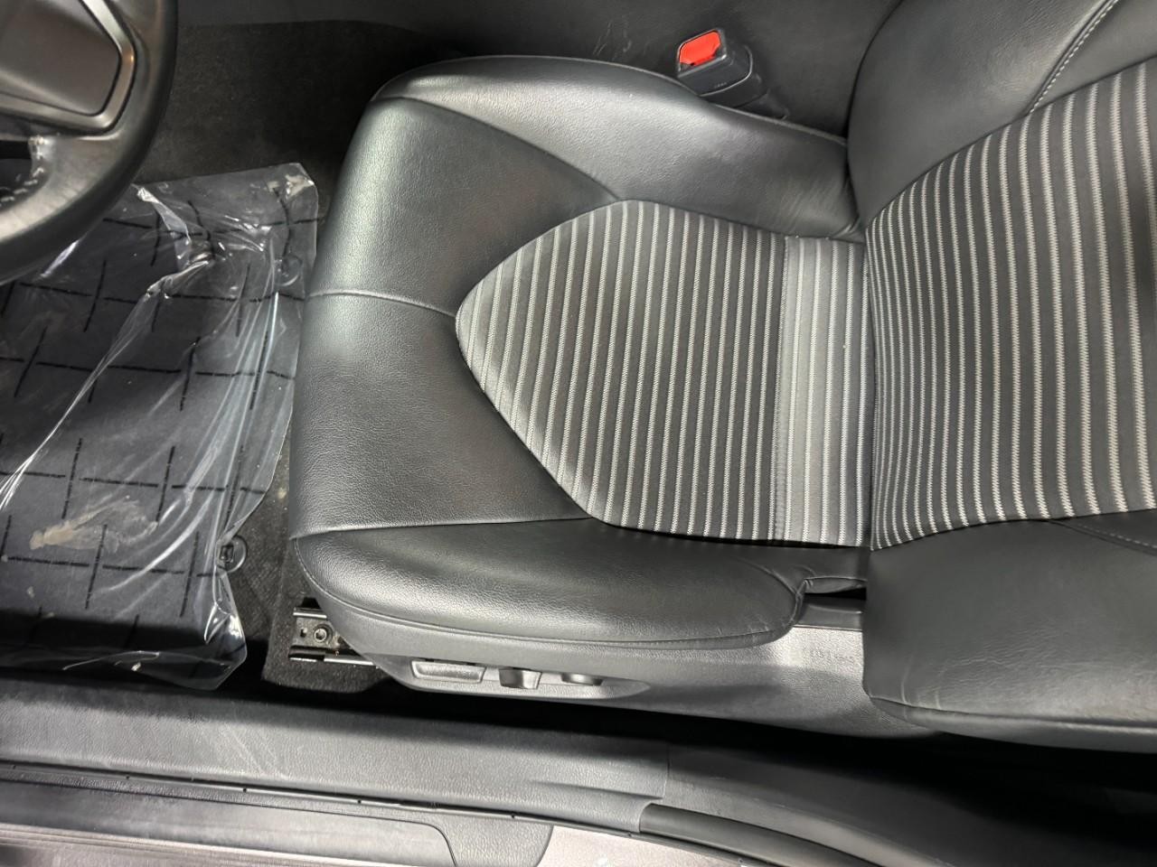 Toyota Camry Vehicle Full-screen Gallery Image 25