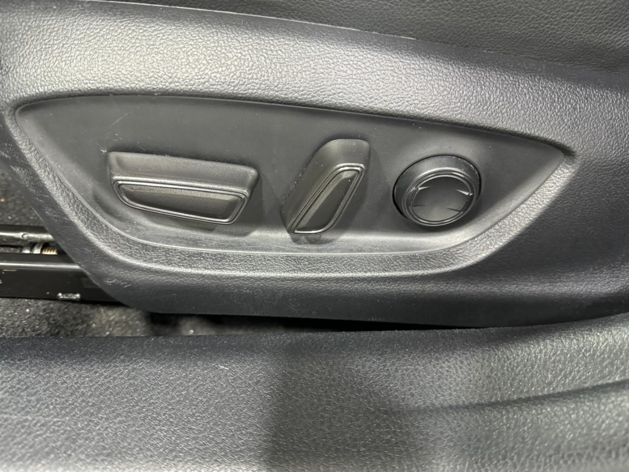 Toyota Camry Vehicle Full-screen Gallery Image 26