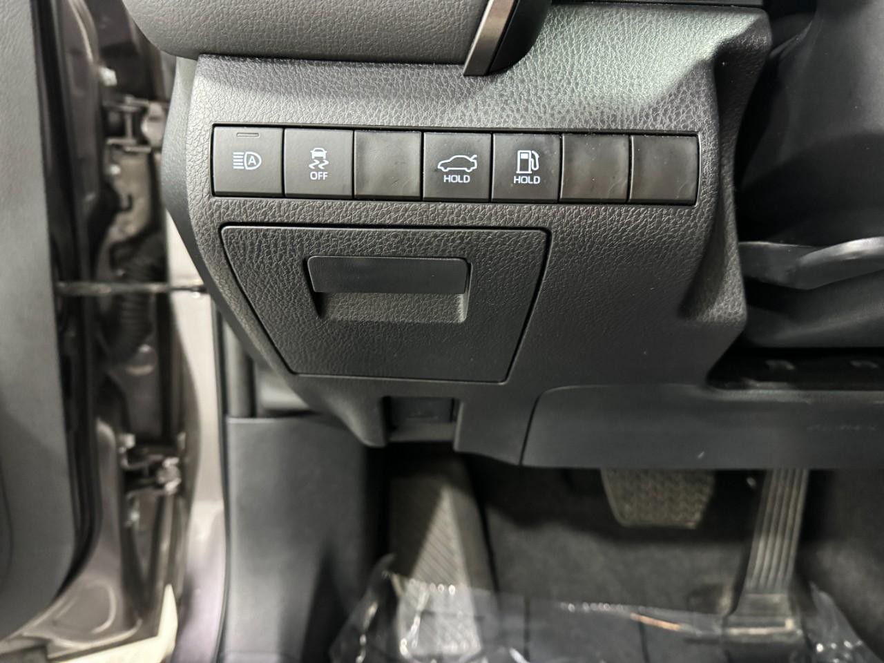 Toyota Camry Vehicle Full-screen Gallery Image 27