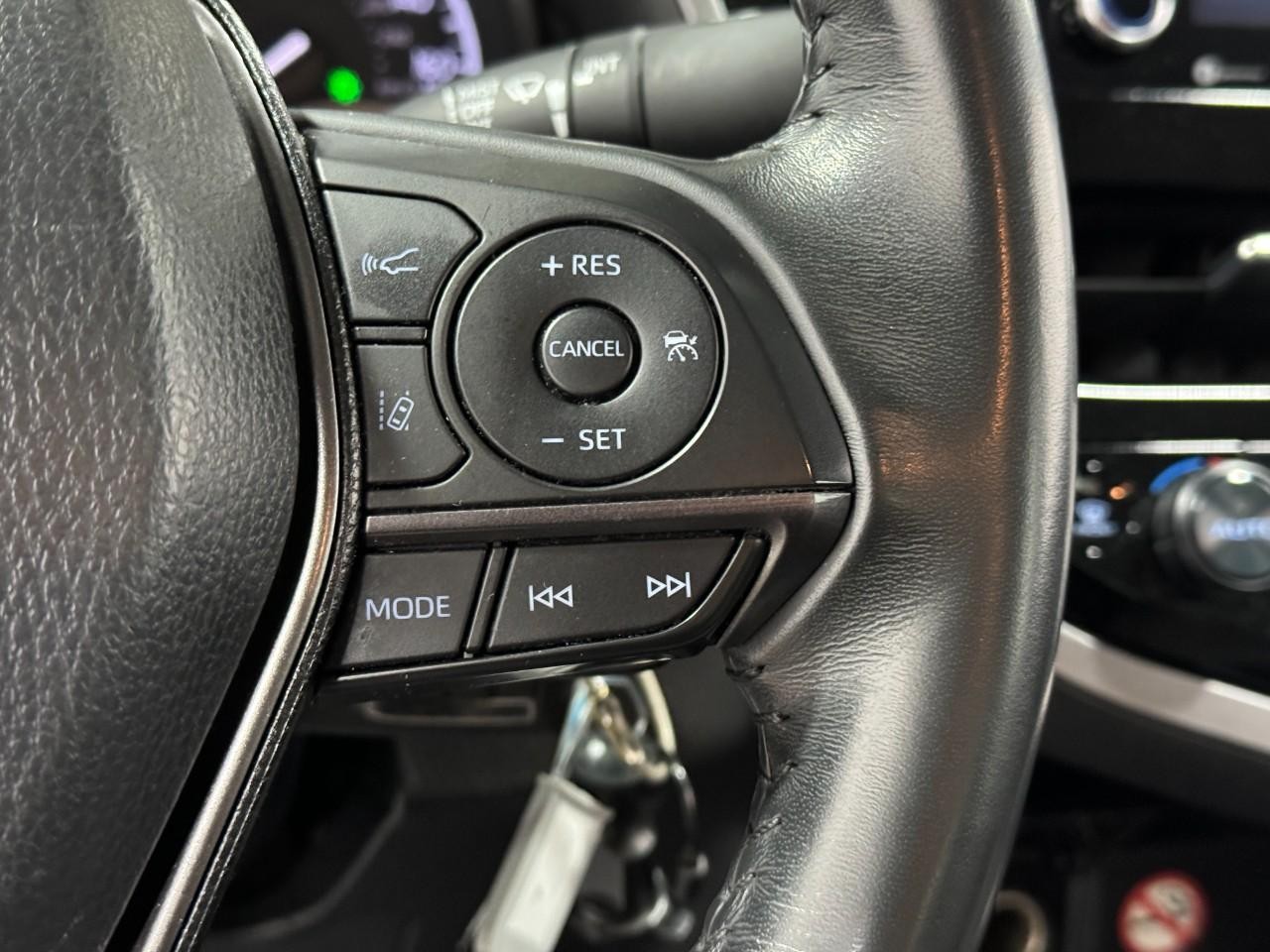 Toyota Camry Vehicle Full-screen Gallery Image 29