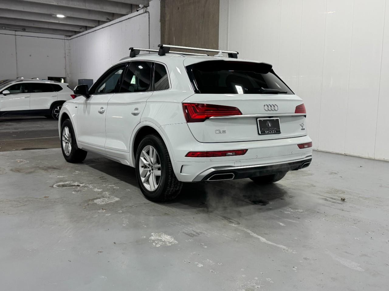 Audi Q5 Vehicle Full-screen Gallery Image 03