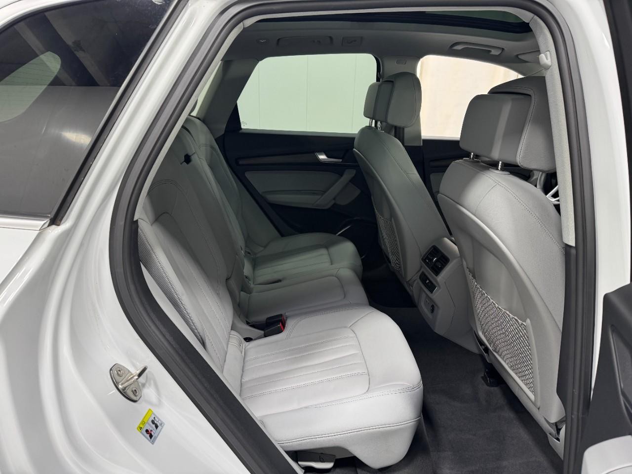 Audi Q5 Vehicle Full-screen Gallery Image 10