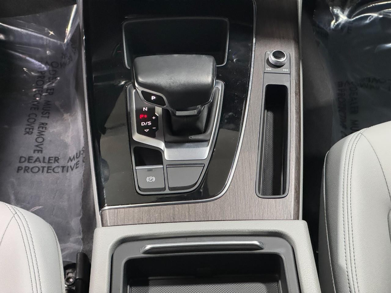 Audi Q5 Vehicle Full-screen Gallery Image 17