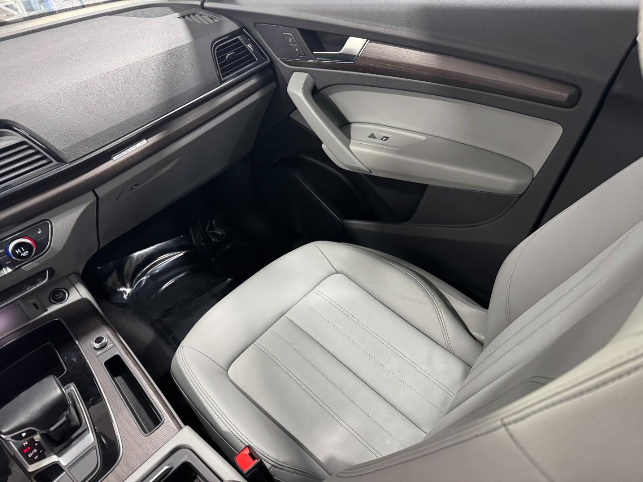 Audi Q5 Vehicle Full-screen Gallery Image 18