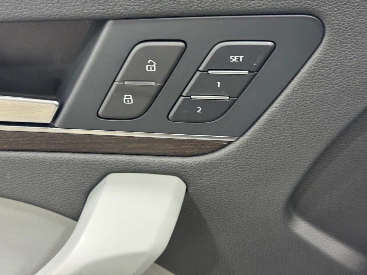 Audi Q5 Vehicle Full-screen Gallery Image 24