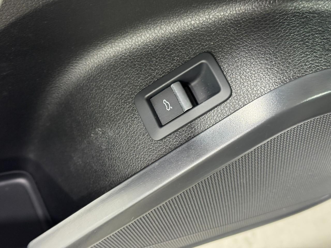 Audi Q5 Vehicle Full-screen Gallery Image 26