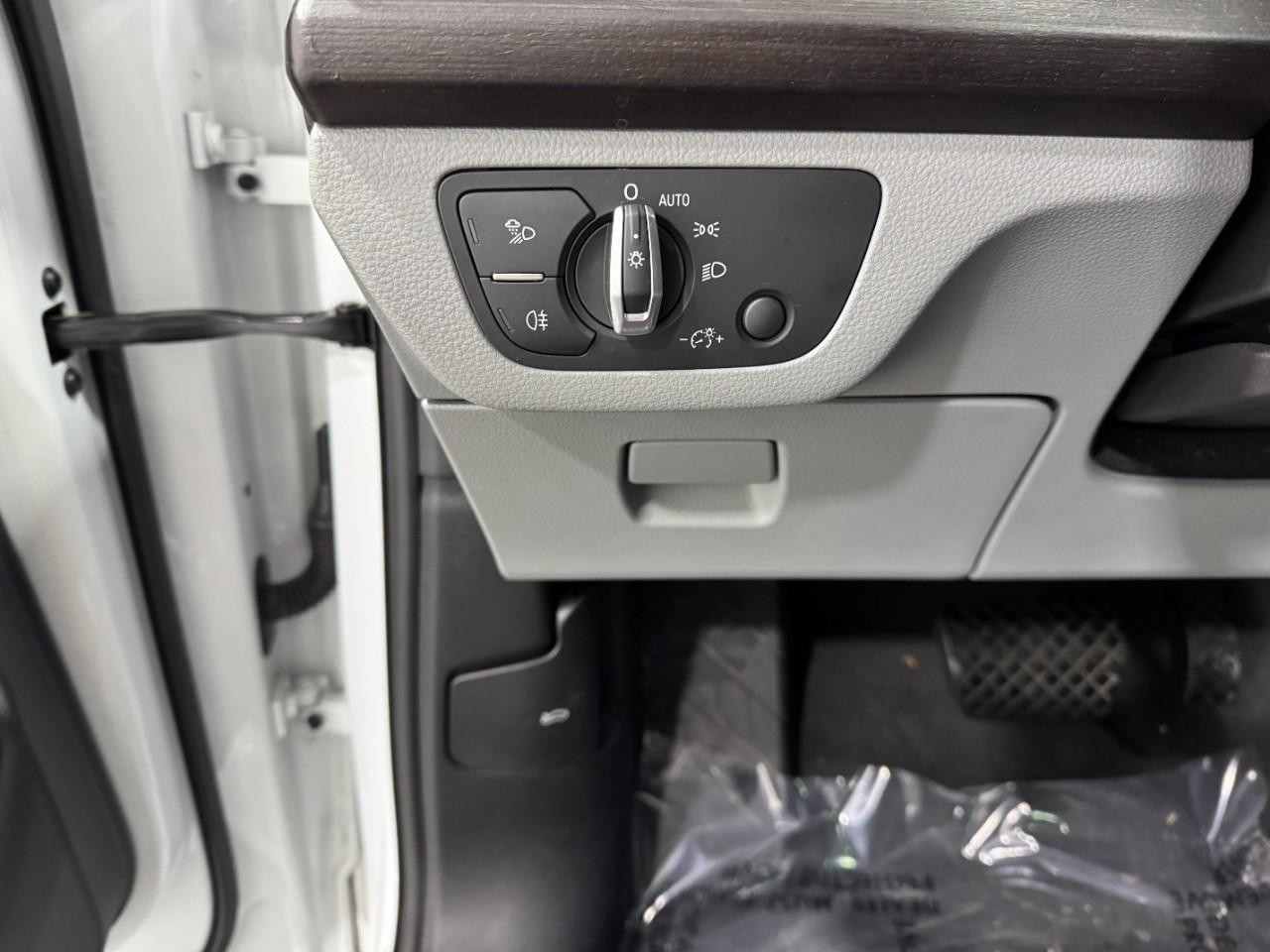 Audi Q5 Vehicle Full-screen Gallery Image 30