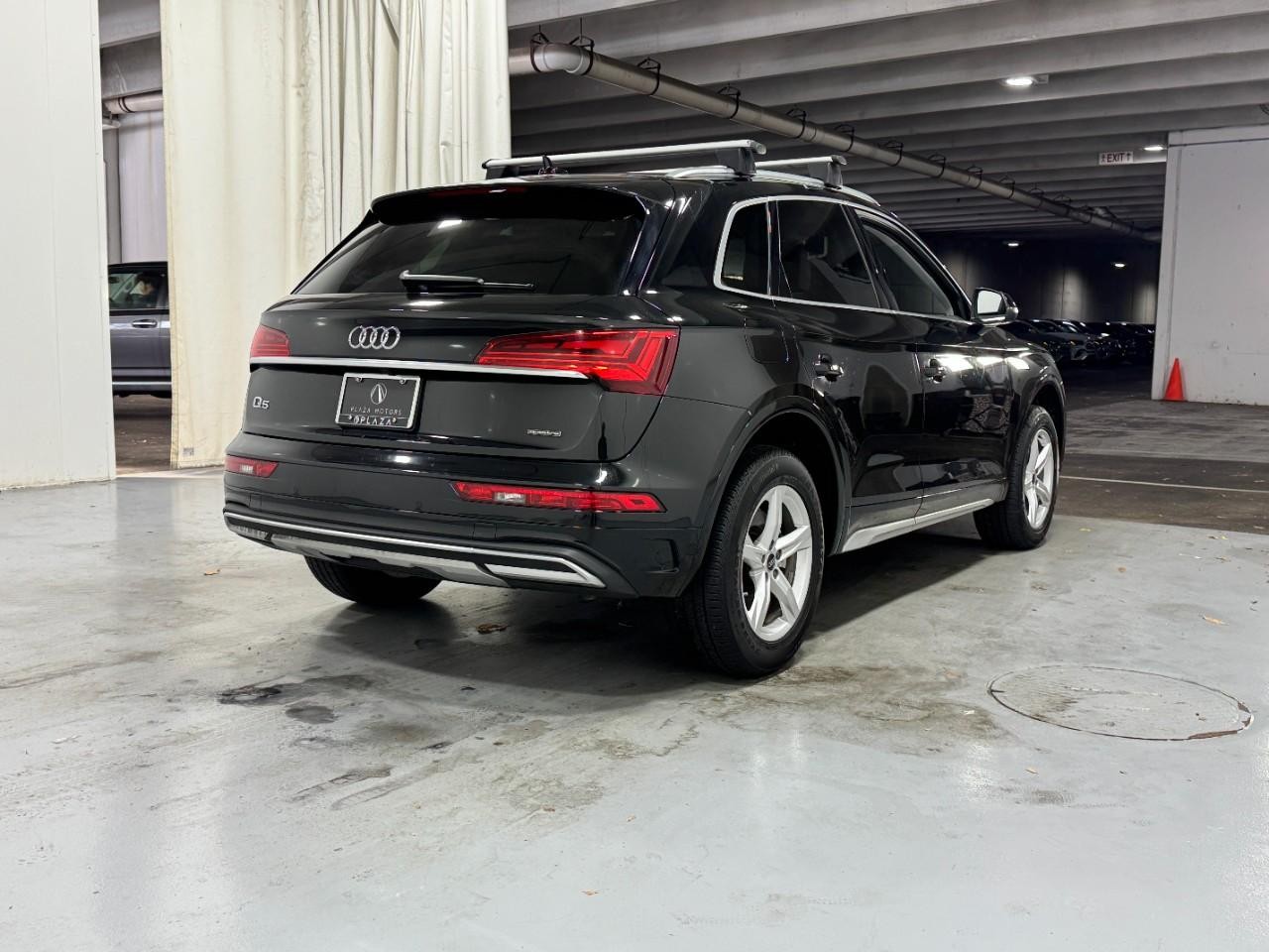 Audi Q5 Vehicle Full-screen Gallery Image 4