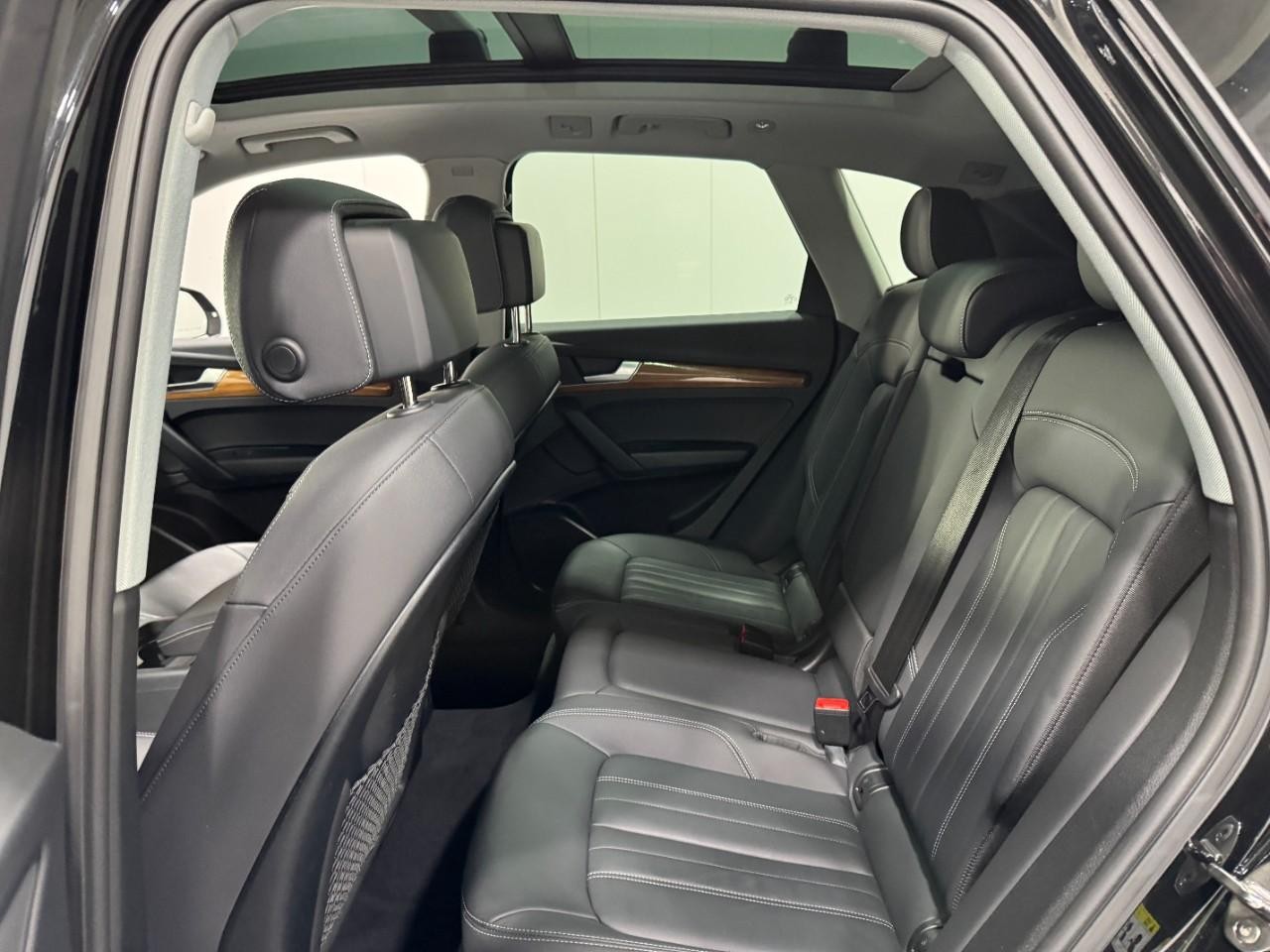 Audi Q5 Vehicle Full-screen Gallery Image 8