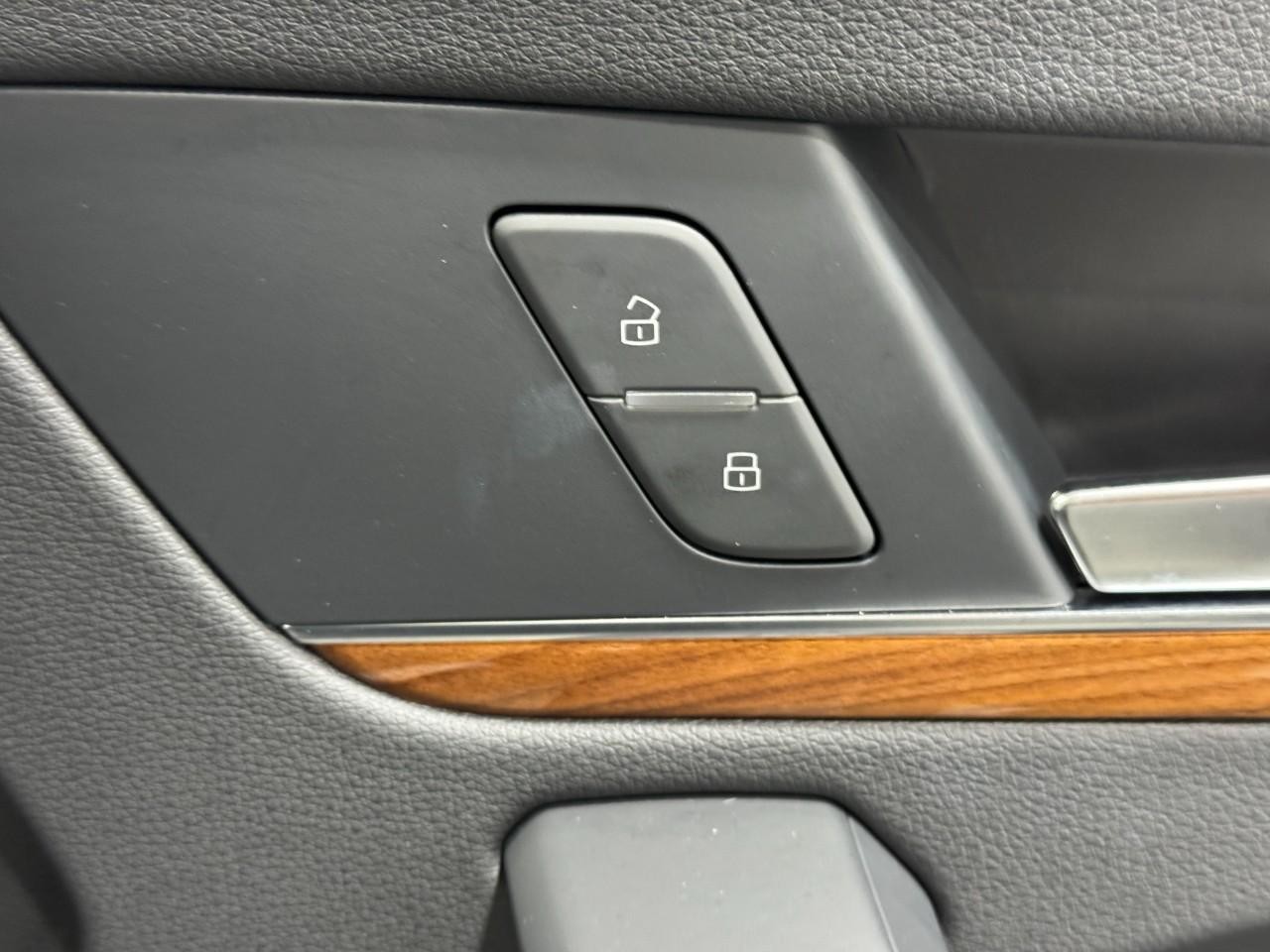 Audi Q5 Vehicle Full-screen Gallery Image 22