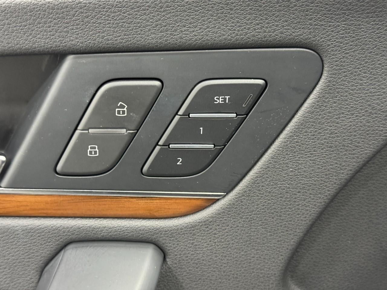 Audi Q5 Vehicle Full-screen Gallery Image 24