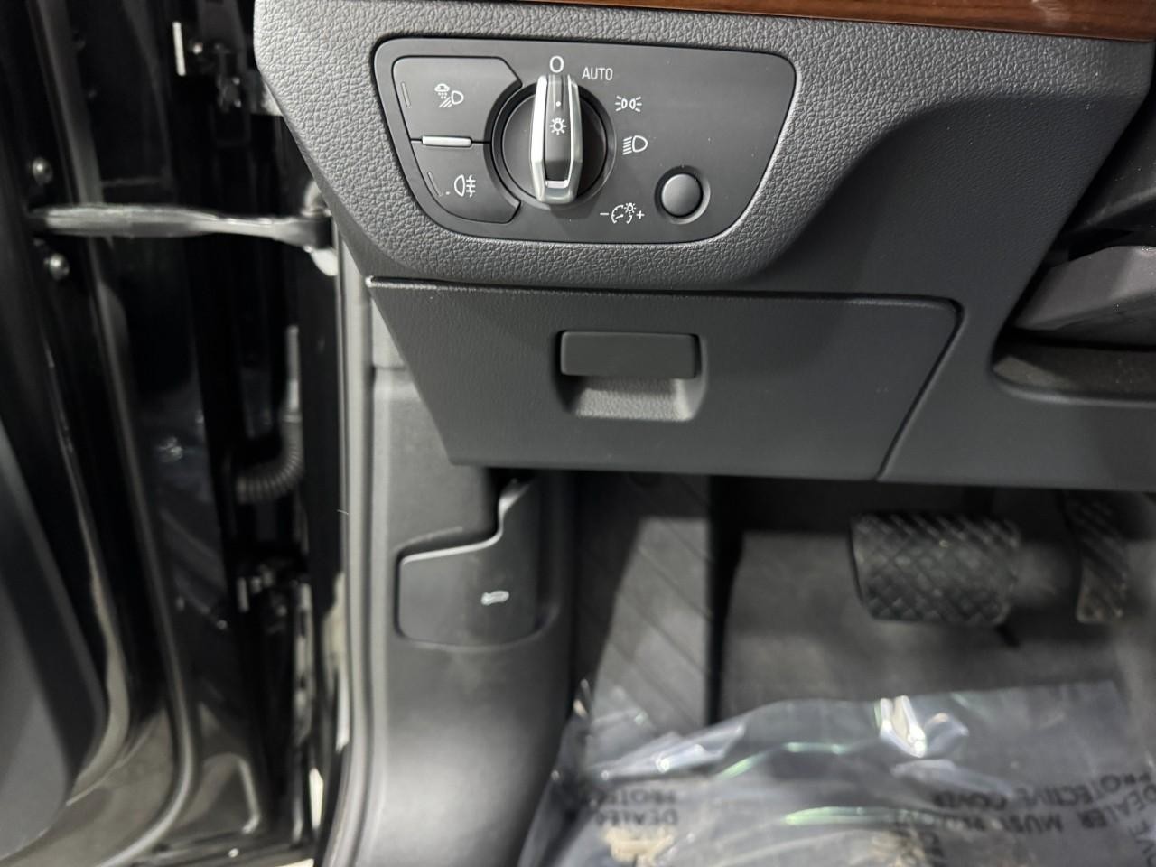 Audi Q5 Vehicle Full-screen Gallery Image 30