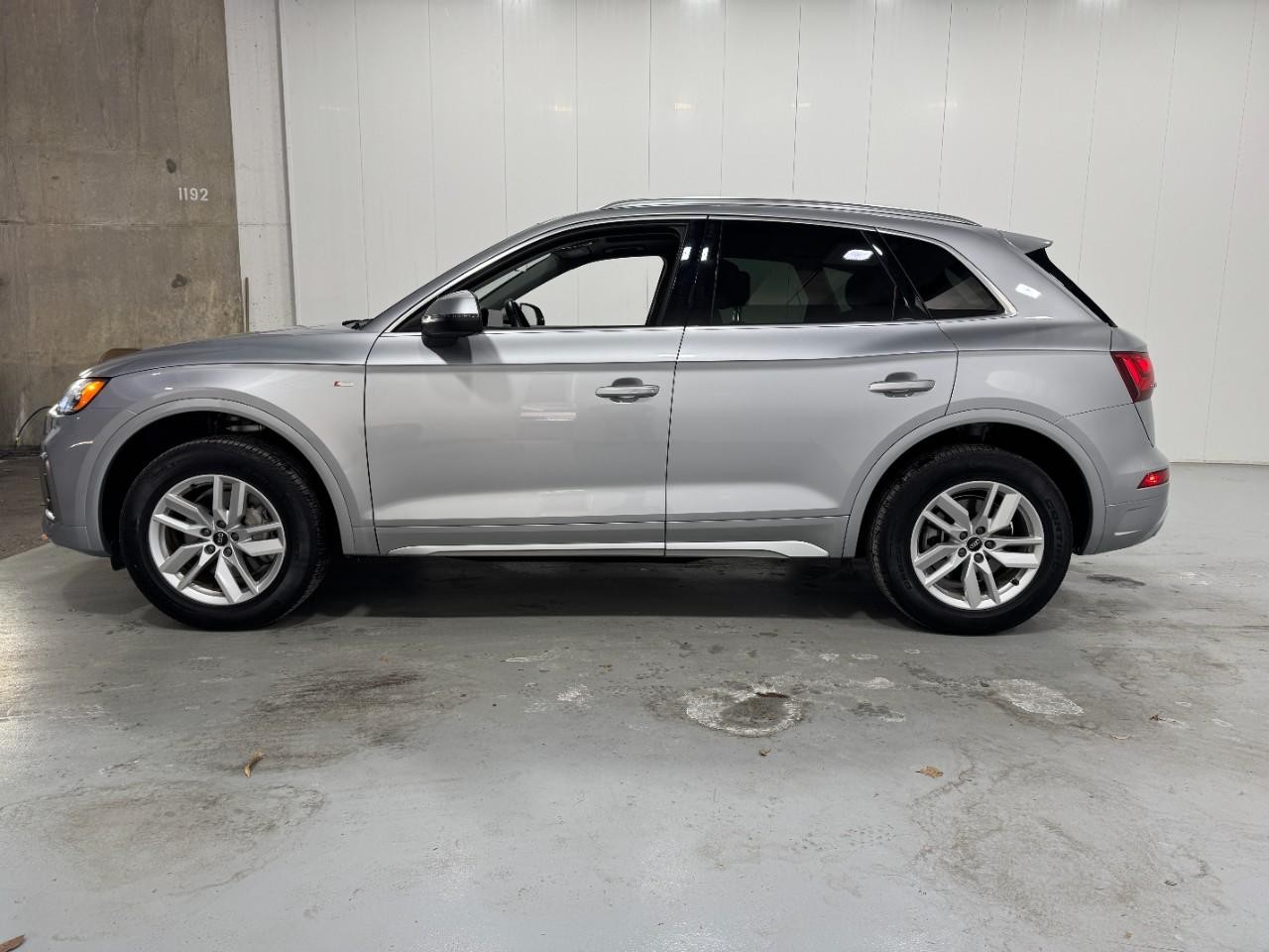 Audi Q5 Vehicle Full-screen Gallery Image 02