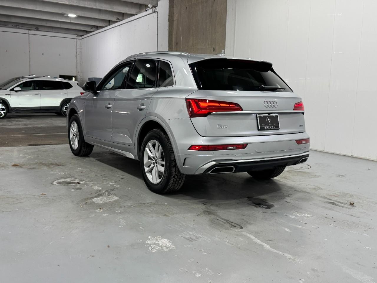 Audi Q5 Vehicle Full-screen Gallery Image 03