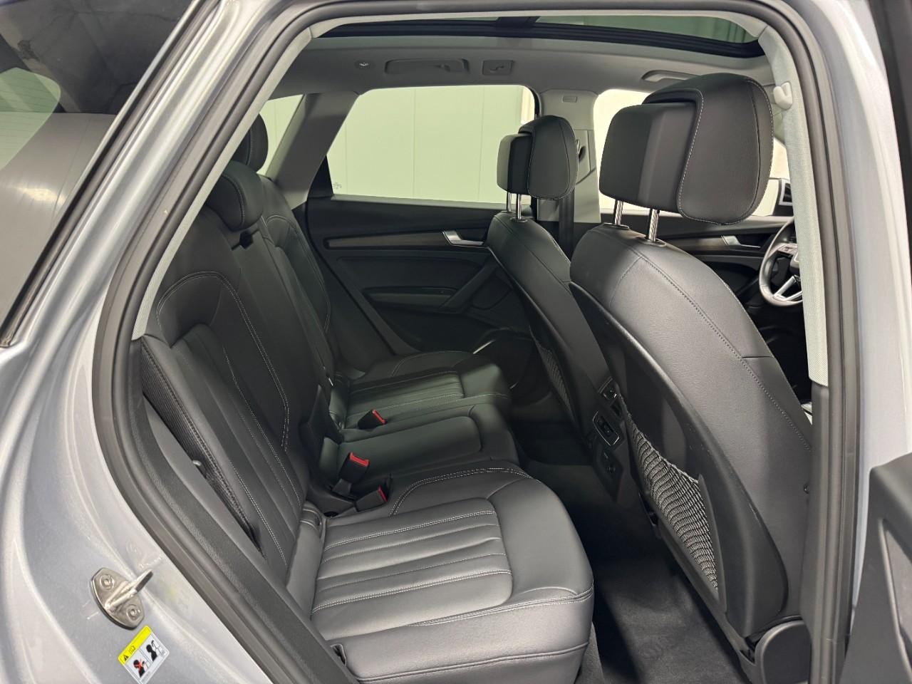 Audi Q5 Vehicle Full-screen Gallery Image 10