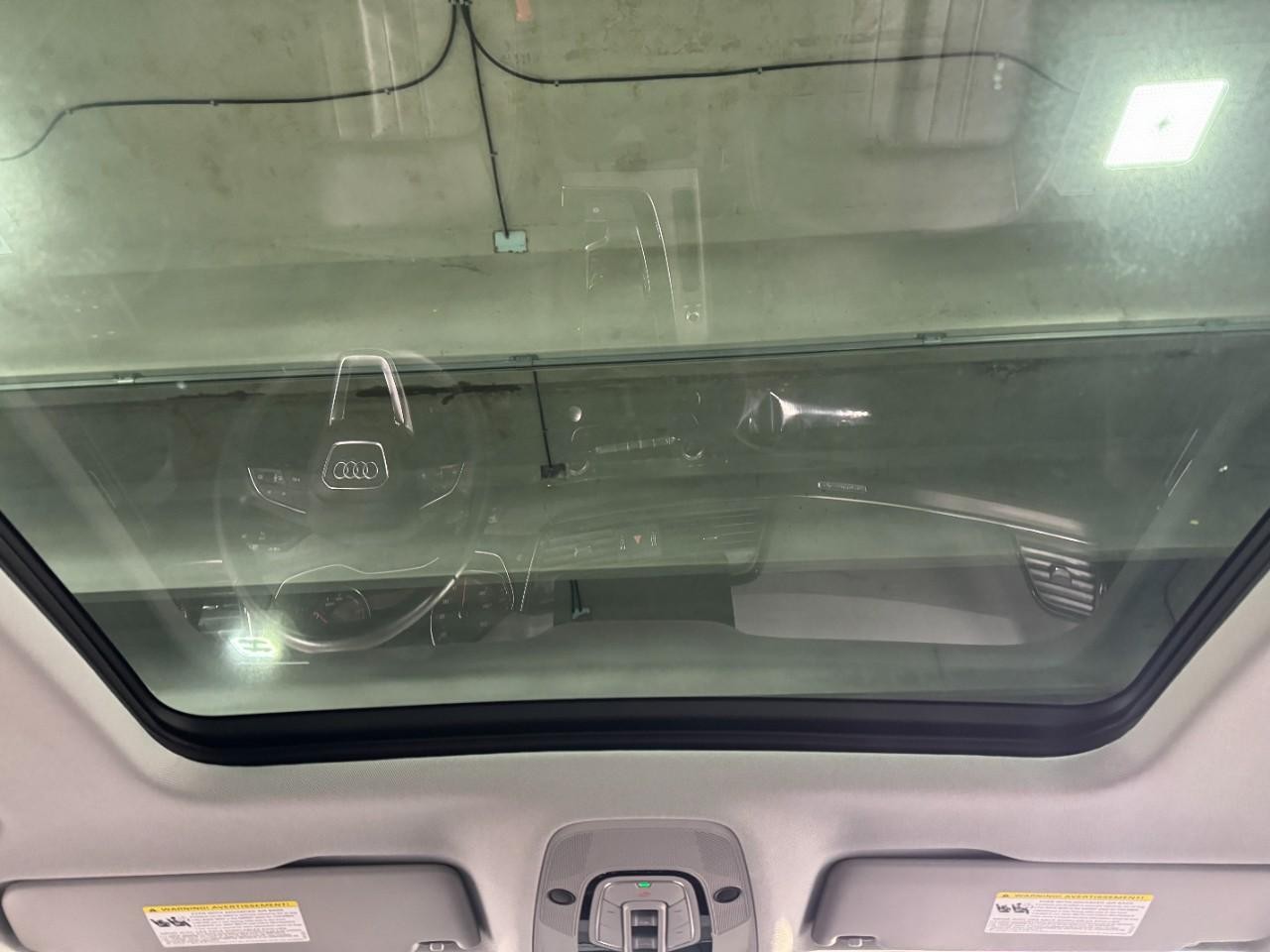 Audi Q5 Vehicle Full-screen Gallery Image 12