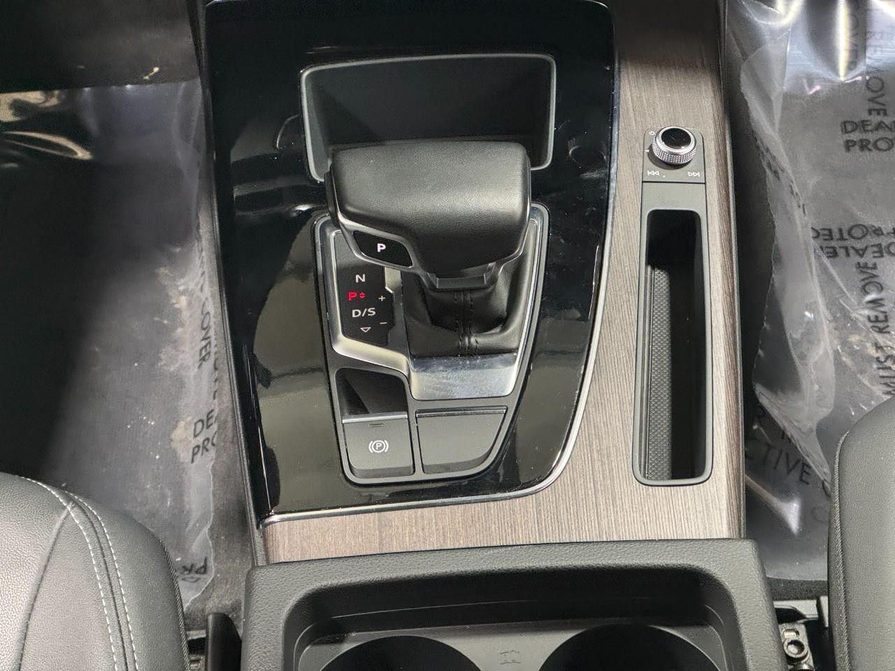 Audi Q5 Vehicle Full-screen Gallery Image 17