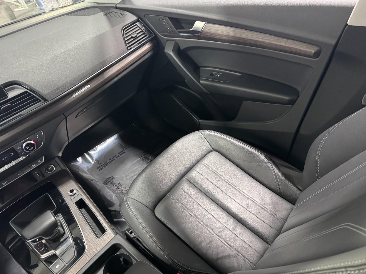 Audi Q5 Vehicle Full-screen Gallery Image 18