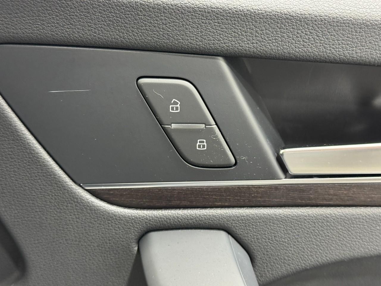 Audi Q5 Vehicle Full-screen Gallery Image 22