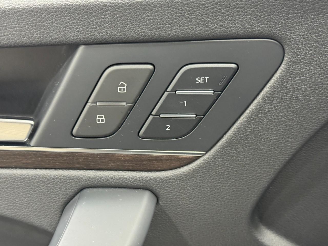 Audi Q5 Vehicle Full-screen Gallery Image 24