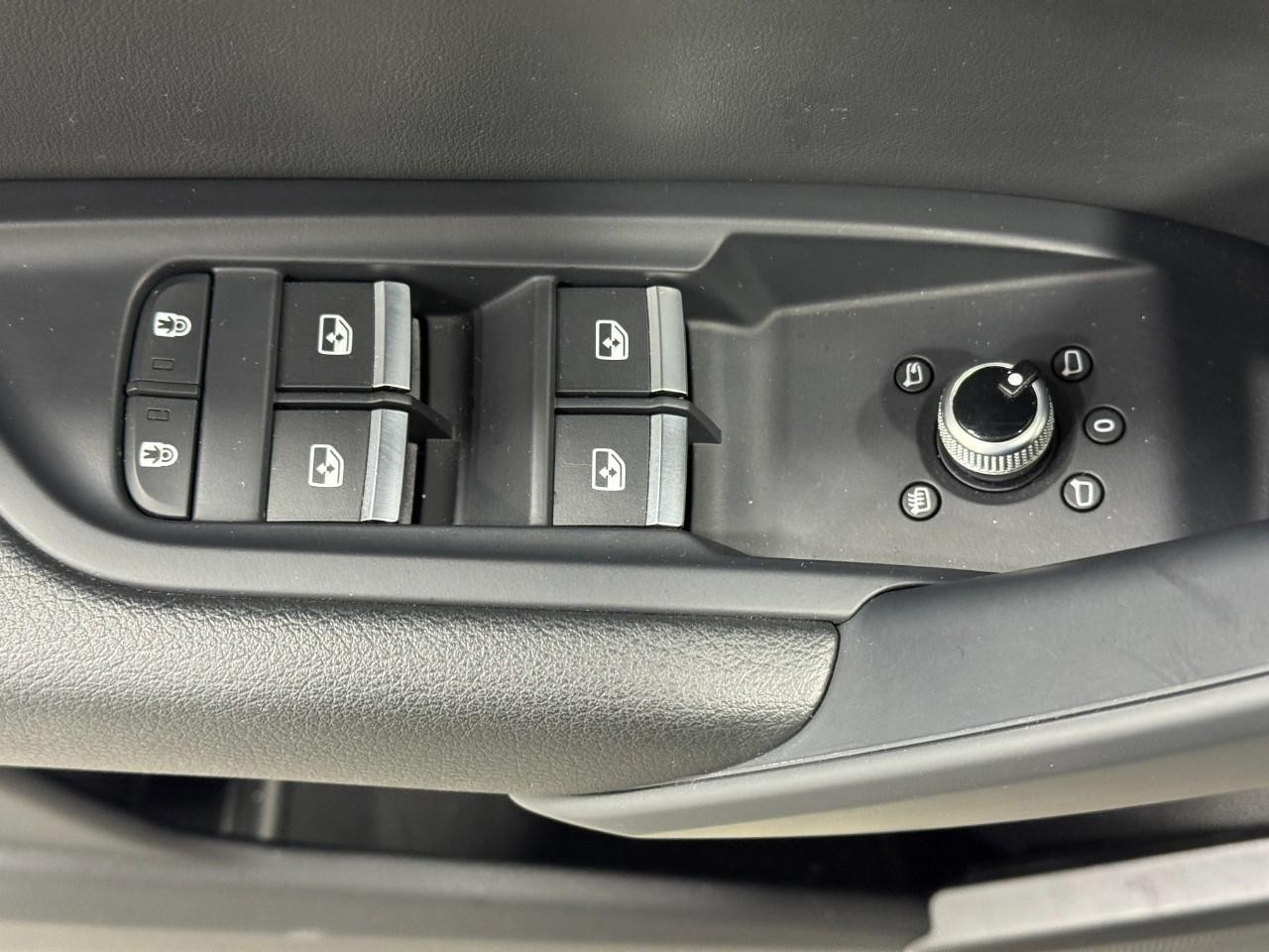 Audi Q5 Vehicle Full-screen Gallery Image 25