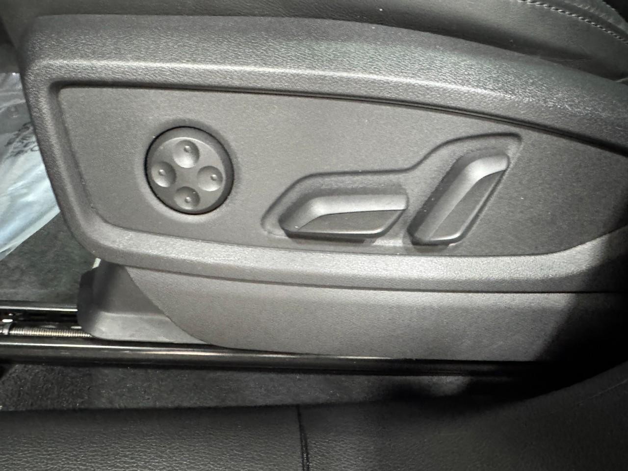 Audi Q5 Vehicle Full-screen Gallery Image 29