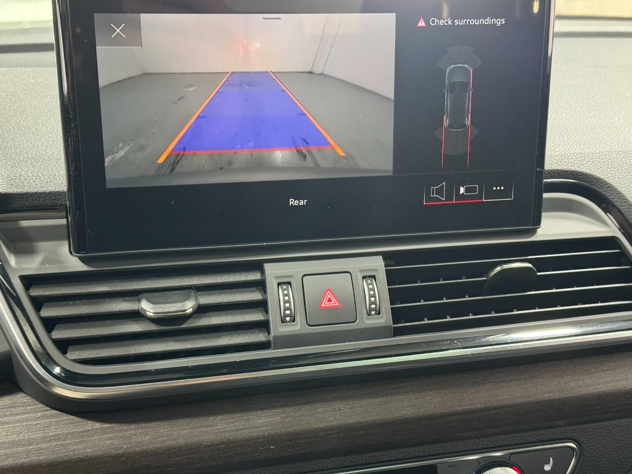 Audi Q5 Vehicle Full-screen Gallery Image 35