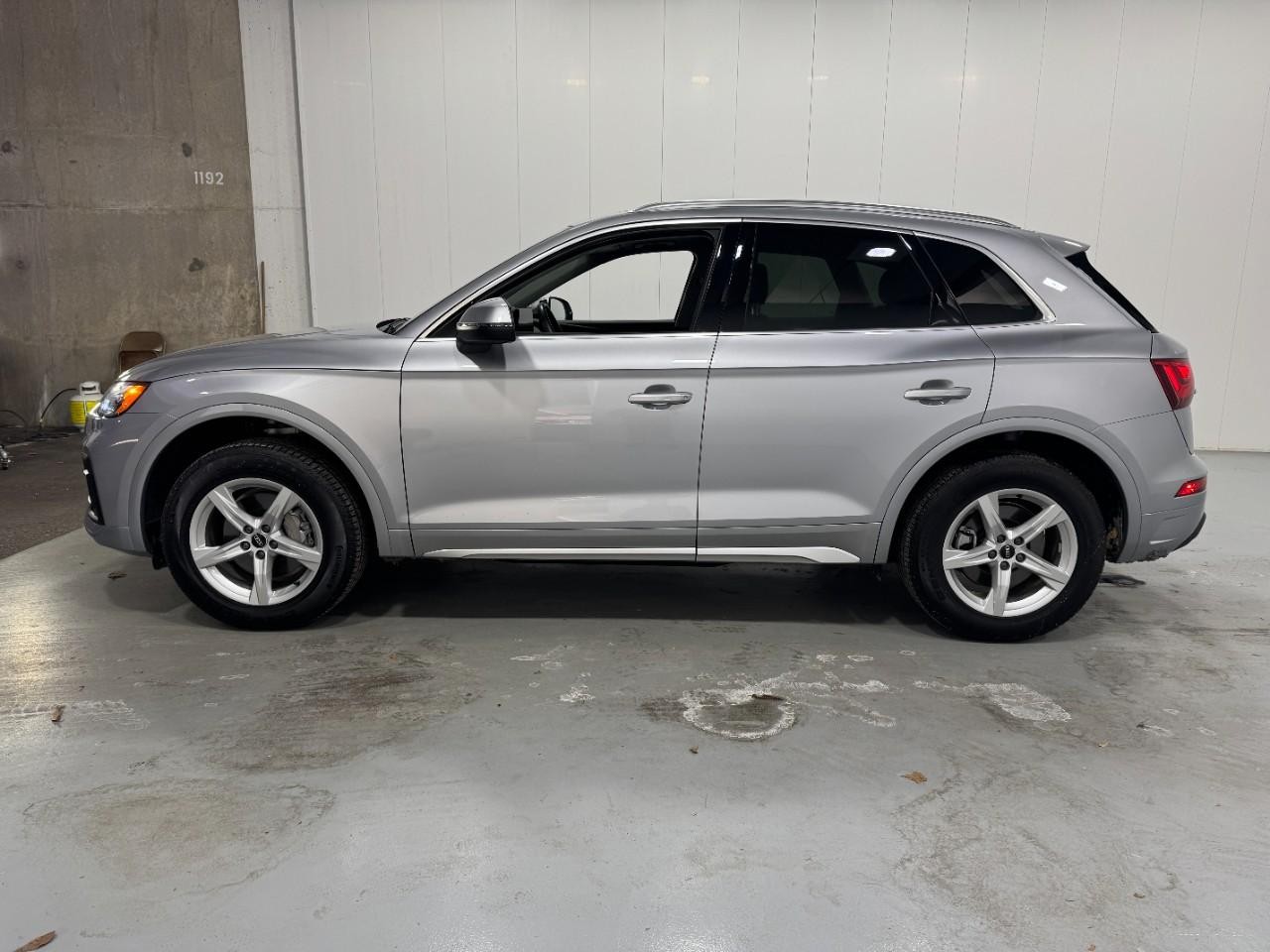 Audi Q5 Vehicle Full-screen Gallery Image 02