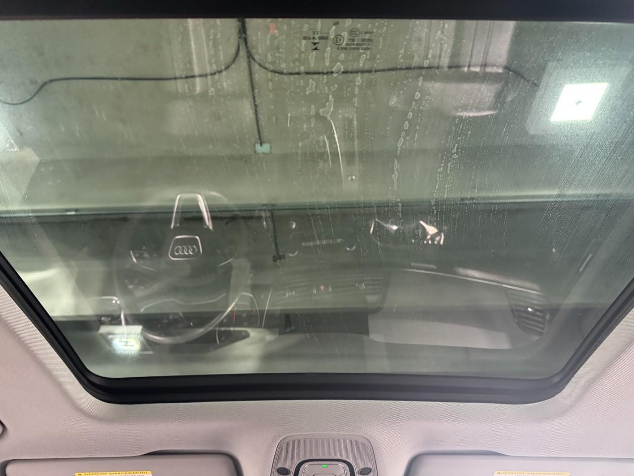 Audi Q5 Vehicle Full-screen Gallery Image 12