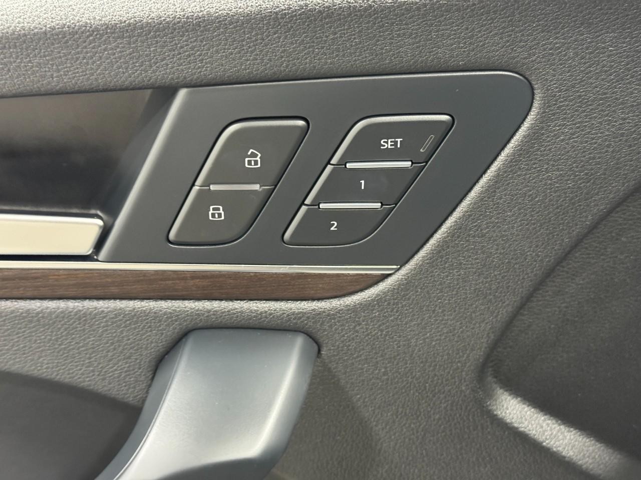 Audi Q5 Vehicle Full-screen Gallery Image 24