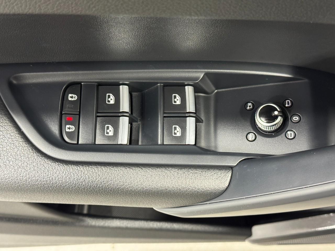 Audi Q5 Vehicle Full-screen Gallery Image 25