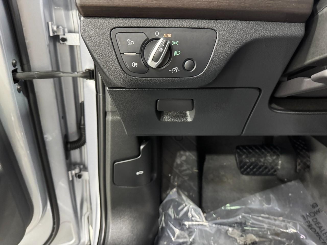 Audi Q5 Vehicle Full-screen Gallery Image 30