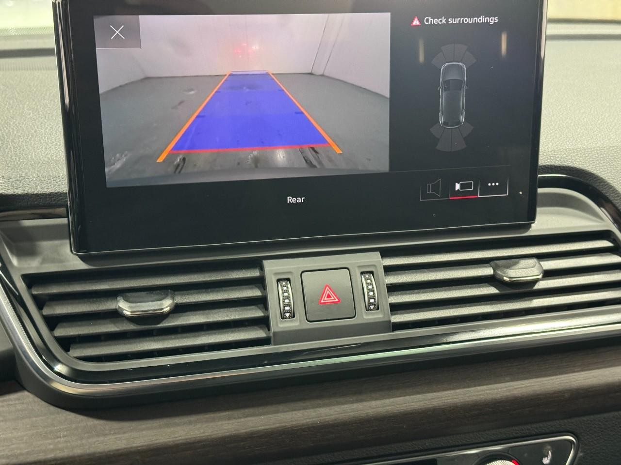 Audi Q5 Vehicle Full-screen Gallery Image 35